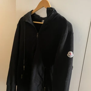 Monclear zip hoodie - Storlek L 9/10 skick väldig speciell Monclear hoodie där Luvan är mer som regn jacka material som verkligen sticker ut som även gör att den ser väldig unik ut, mer info i Pm