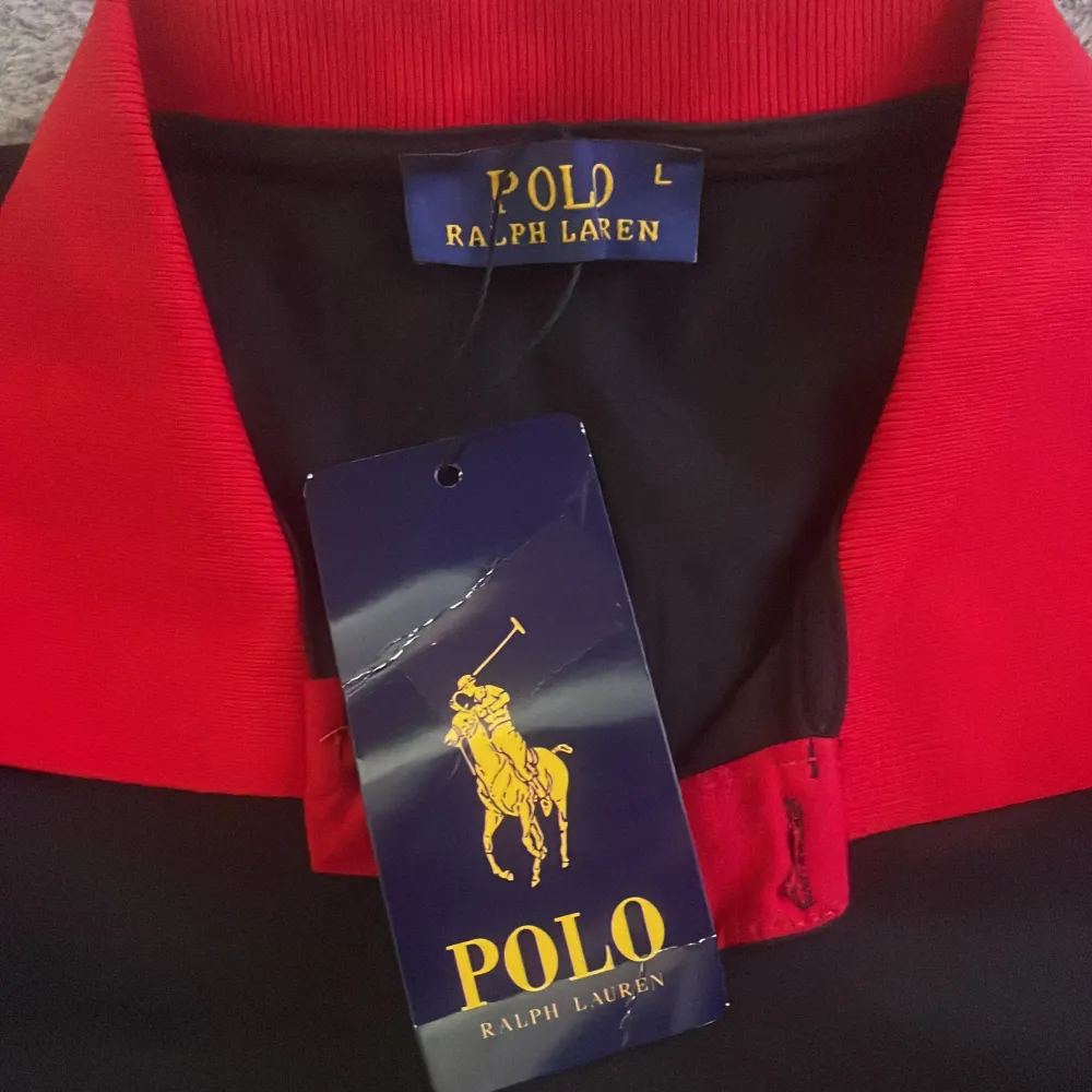 Hej, Säljer denna helt nya Polo Ralph Lauren pikén. Det står att den är i storlek L men den passar till M också för endast 249!. T-shirts.