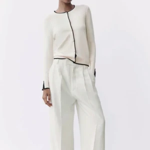 Kofta - En fin kofta från Sara i storlek s🌸 har använt den 2 gånger och det ut som ny skick! Diskuterar gärna pris💓💓