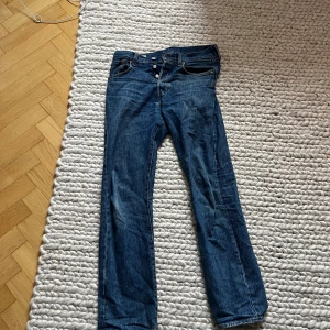 Levis 501 - Säljer mina Levis 501 då de ej kommer till användning. Skick 8/10 har ett hål som är fixat hos skräddaren som knappt syns. Kan också mötas i Stockholm.