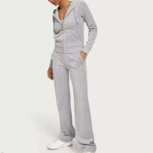 Juicy couture set - Säljer mitt gråa juicy couture set då det inte kommer till användning. Det är använt fåtal gånger så det är i nyskick. Storlek xxs i byxorna och xs i tröjan. Skriv privat för fler bilder eller frågor💗