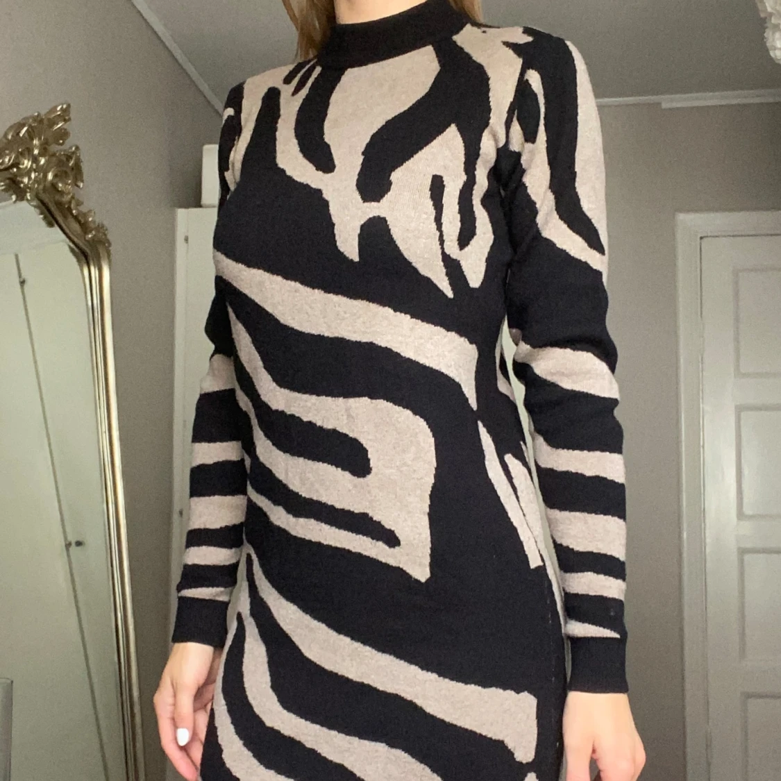 Mönstrad stickad klänning 