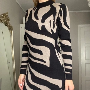 Mönstrad stickad klänning  - Otroligt skönt material! Mönstrad i svart och beige färg. Använd ca 5 gånger. Storlek xs. Passar xs-s. Säljes pga att den inte används längre. Kan hämtas i göteborg eller skickas 😊