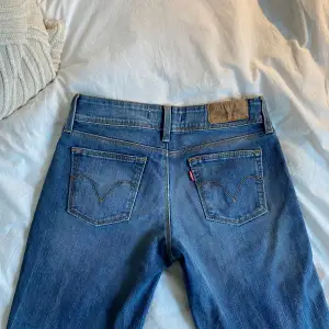 Vintage Levis jeans köpta på Humana. Lågmidjade och bootcut, ljusblå🩵 storlek 29x34.