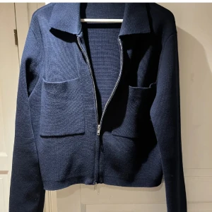 Cardigan - Säljer min cardigan från Åhléns som är i jättefint skick 💕💕färgen är marinblå❤️