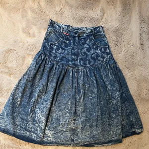 Söt jeans kjol! - Jätte söt✨ sitter jätte fint och mysigt material, blir dock inte använd😔