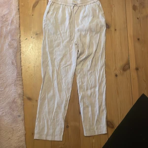Beiga linnebyxor  - Hej! Nu säljer jag mina beiga linnebyxor från zara men köpt i London. Använd fåtal gånger. Storlek xs. Nypris: ca 400kr. Mitt pris: 200kr. Köparen betalar frakten. 