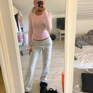 Gråa mjukisbyxor - Gråa mjukisbyxor från Gina strl S, använd fåtal ggr. Nypris 299 mitt pris 180kr