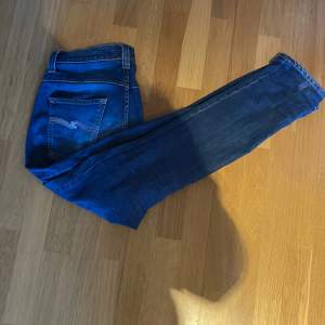 Säljer ett par fräscha Nudie jeans i storlek 30/32 inga defekter alls, passformen skulle jag säga är slimfit eftersom de sitter tajt! Frågor i dm! 