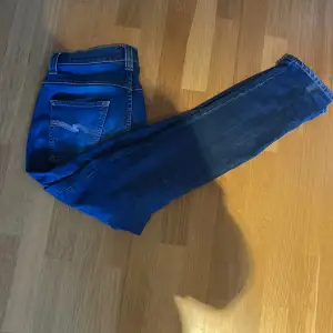 Säljer ett par fräscha Nudie jeans i storlek 30/32 inga defekter alls, passformen skulle jag säga är slimfit eftersom de sitter tajt! Frågor i dm! 