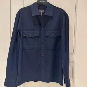 Overshirt - Overshirt från hm med snygg passform. Den är bara använd fåtal gånger.