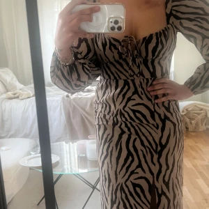 Klänning  - Jättefin ”Adoore” inspirerad klänning från Gina tricot. Strl 34, passar 34,36 