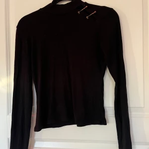 Tröja  - Axlar är 33cm längden är 47cm. Bra skick är väldigt töj bar och har blivit använd.