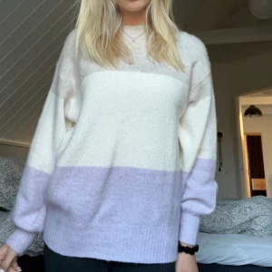 Snygg randig stickad tröja🌟 - Säljer denna superfina stickade tröjan från hm i vitt, grått och lila💫använd fåtal gånger och är i väldigt fint skick!