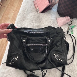 Balenciaga väska svart - Väskan är köpt på Nathalie Schuterman och kostar 17900 i nypris. Väskan är använd men är i bra skick och har inga skador!  Pris går även att diskutera vid en snabb affär