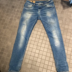 Dondup George  - Ett par riktigt snygga par dondup George jeans som har slitningar och är riktigt snygga att ha året runt storlek 32