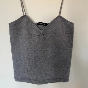 Topp - Superfint linne/topp från LISA YANG, 100% kashmir och helt oanvänt😇 Nypris: 1900kr