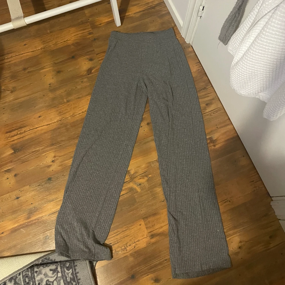 Gråa Ribbade Byxor - 92