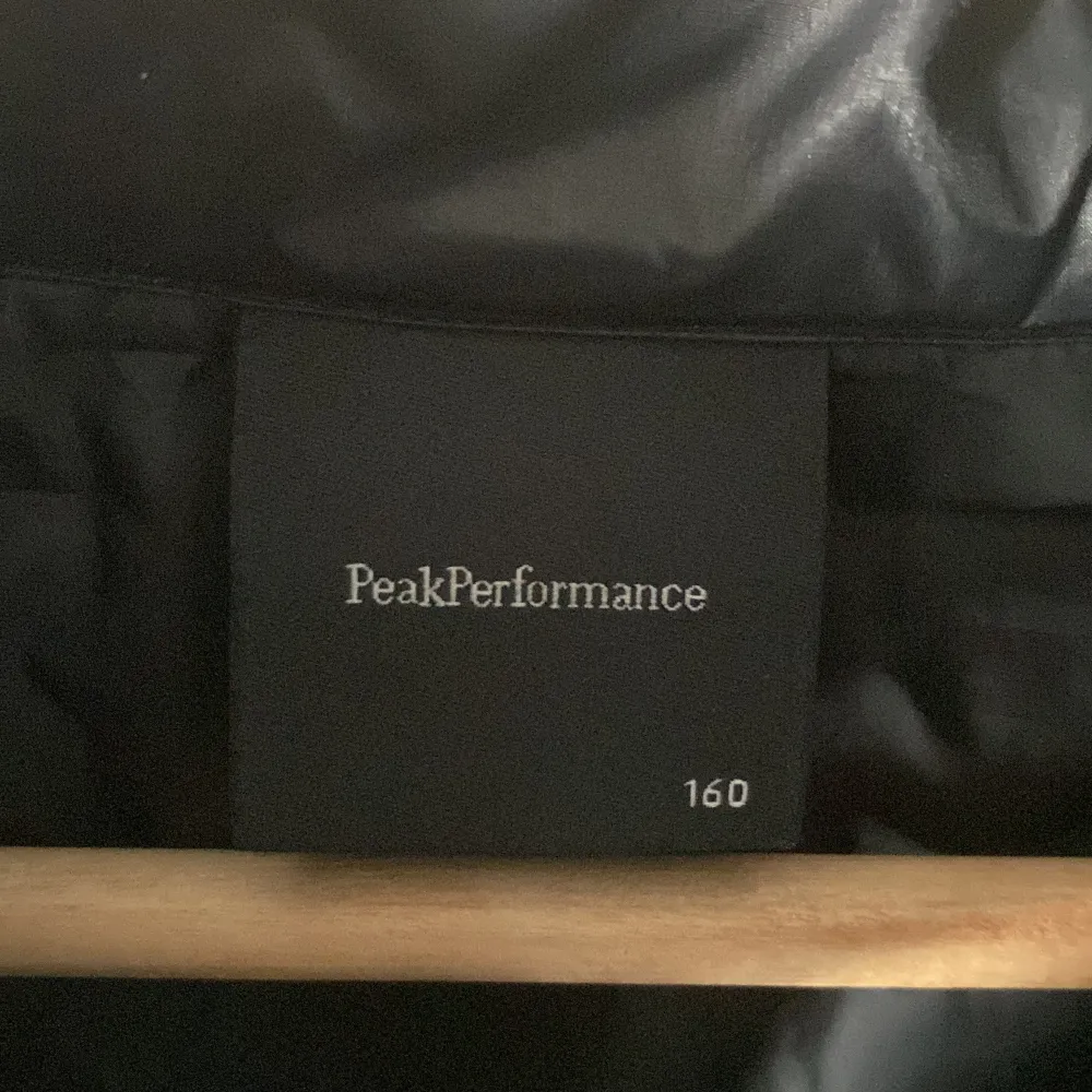 Säljer denna peak Performance jackan som är köpt för 2500 st 160 den är väldigt ny och är använd lite.. Jackor.