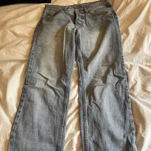 Säljer mina otroligt fina mid-low waisted jeans flare modell, tidigare köpt på second hand. Otroligt bra kvalitet, knappt använda.