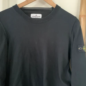 Stone Island - Tja, säljer denna Stone Island tröja som passar runt XS-S, där av jag säljer den. Tröjan är för liten för mig. Inga skador eller liknade, väldigt bra skick. Kom med frågor om det skulle komma upp några funderingar! 