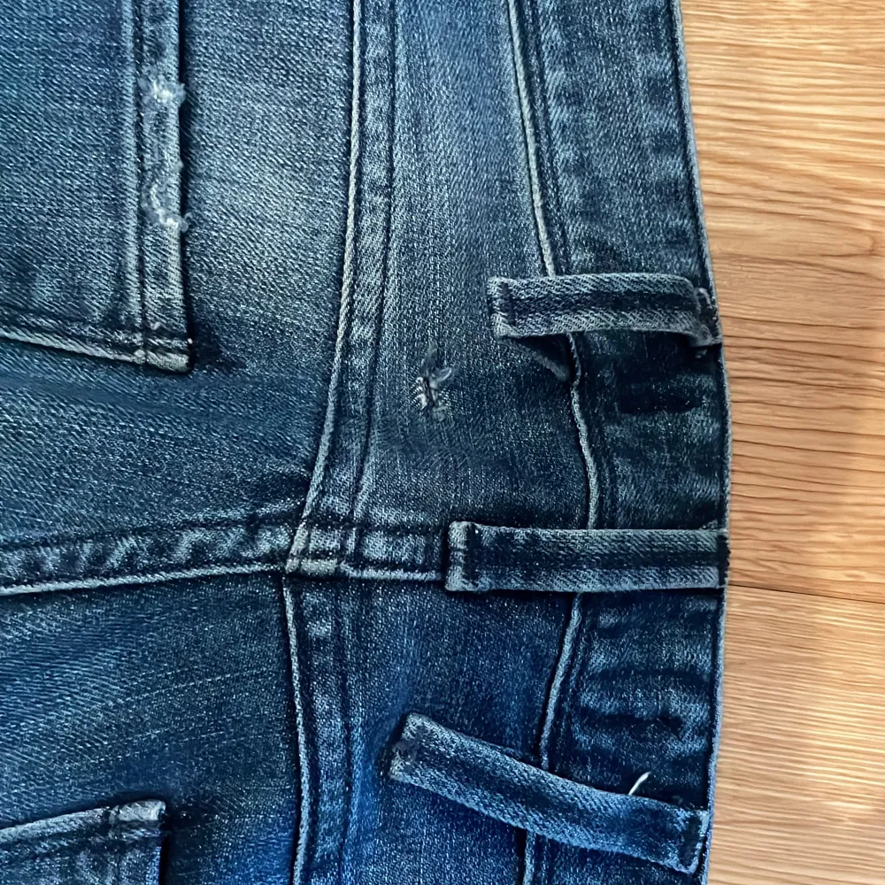 Tja! Säljer dessa sjuk feta replay jeans i storlek 32 då dom inte längre passar mig. Finns inte några tecken på användning förutom på baksidan uppe vid midjan. Finns bild, hör ev er vid minsta lilla intresse!. Jeans & Byxor.