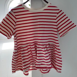 Randig t-shirt - Säljer denna söta randiga tröjan från zara. Använd en gång och är i ett bra skick.💕 Tröjan är lite oversized. 