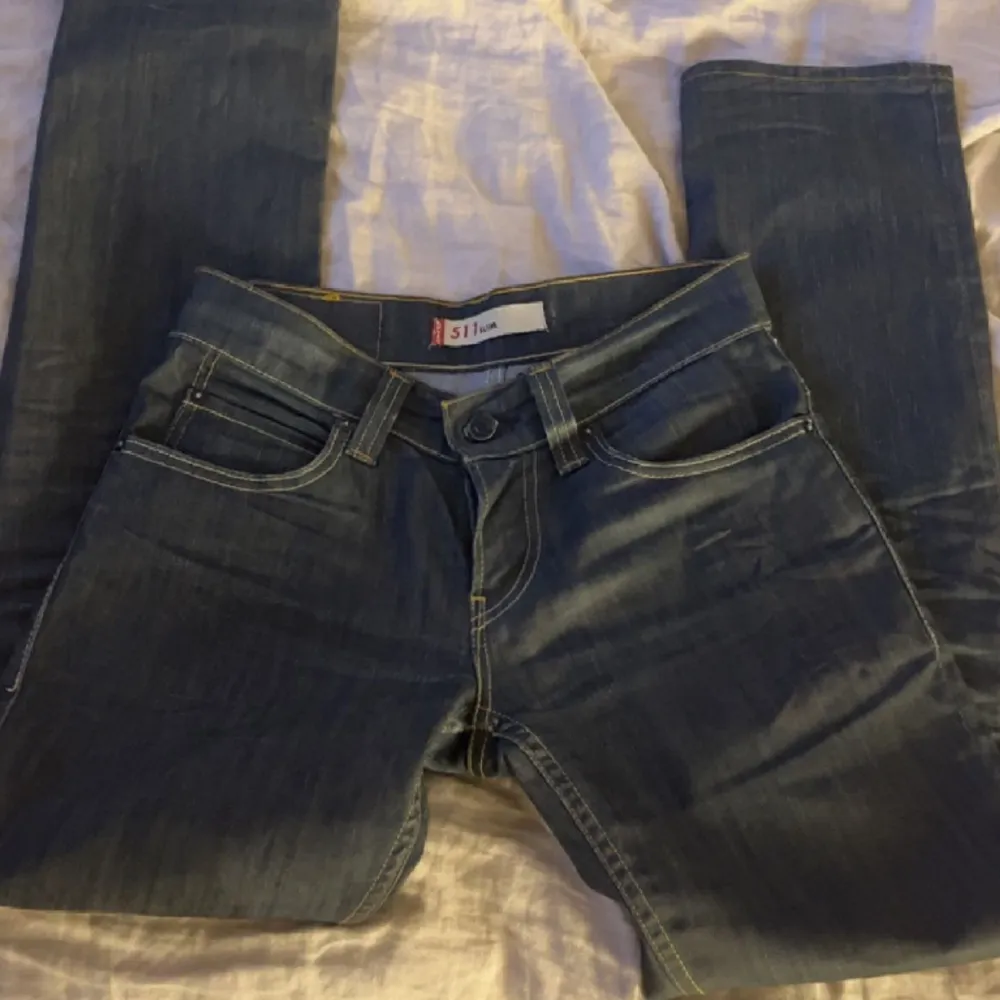 Straight Levis jeans, använd väldigt få gånger men jag använder de aldrig. Inga defekter och de är lowaist💓. Jeans & Byxor.