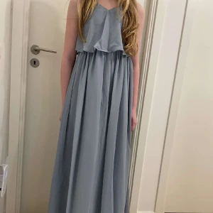 Klänning - Fin klänning passar till bröllop/fest. Färg Dusty Blue, storlek 10år💙oanvänd lappar sitter kvar.