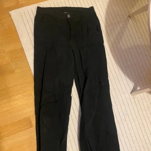 Byxor - Supersnygga och helt nya byxor inköpta på asos förra året. Står att det är storlek 26 i byxorna men jag beställde storlek 40 och de passar mig😊