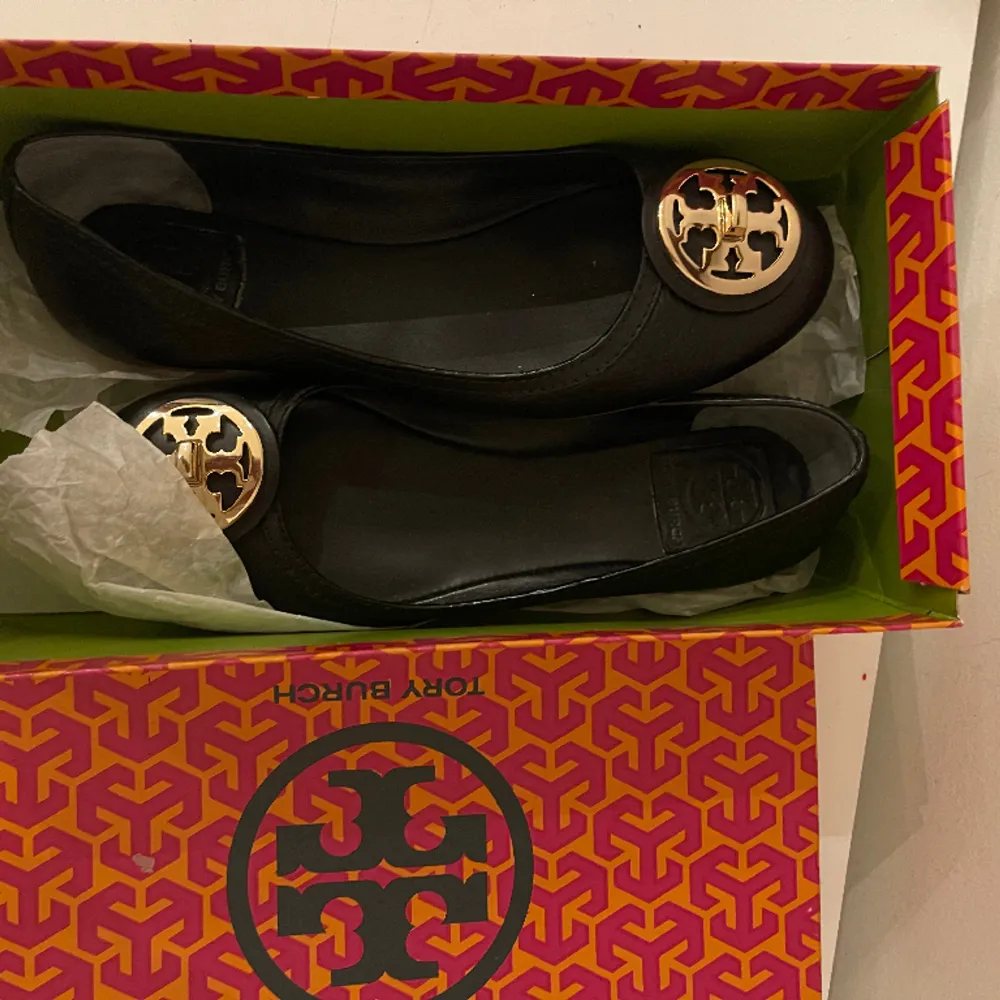 Ballerinaskor från Tory Burch. Storlek 38 Säljer pga för små.. Skor.