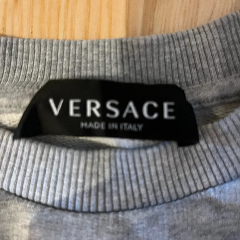 Hej! Jag säljer en Versace hoodie som har ett nypris på 2000 kr den har använts 5 gånger och är I 10/10 skick. Den är i storlek 152😇🌍. Hoodies.