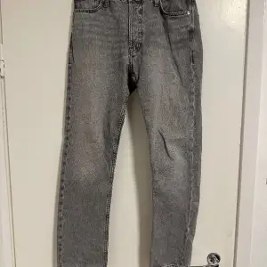 Säljer mina Jack and Jones jeans i storlek 28/32. Mycket bra skick kondition  8,5/10. Vid eventuella frågor kontakta mig i dm.