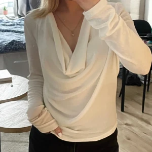 Vit blus - Säljer då den tyvärr aldrig kommit till användning💞😊