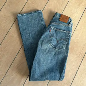Levi’s jeans, väl använda men i fint skick. Nypris 1319kr