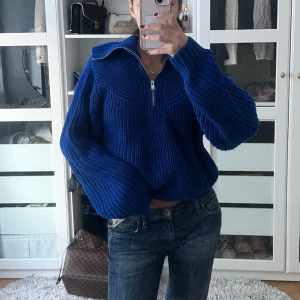 Tjocktröja  - Fint skick, väldigt varm. Är i storlek M då jag ville ha den oversized. Skriv för fler bilder💗