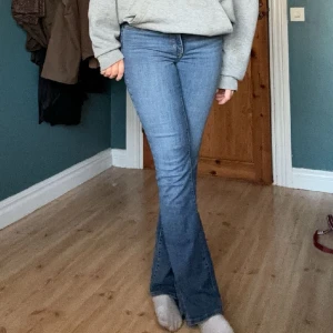 Levi’s jeans  - Blåa Levi’s jeans uppklippta längst ner se bild 💙