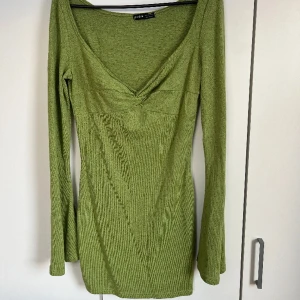 Grön klänning  - Så fin grön klänning! Mycket stretchig så skulle nog kunna passa S/M/L. Aldrig använd 💖