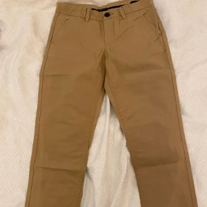 Chinos 3 Olika Par, Storlek 134/140 - Skick: 9/10  Storlek: 134/140 59 kr styck. 149 om alla köps samtidigt.
