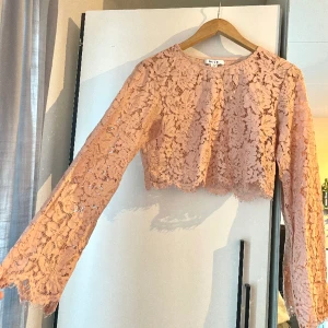 Spetstopp - Rosa spetstopp med blommor, från nakd storlek 38 men lite liten i storleken💕