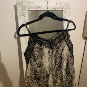 Fint ormmönstrat linne - Fint linne använd ganska många gånger,där är en liten sminkfläck vid toppen av linnet men inget som syns på utsidan.