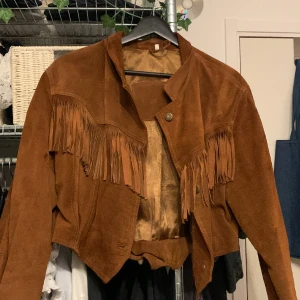 Mochajacka - Cool jacka med fransar fram och baktill:)