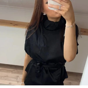 Topp - Fin satinliknande topp med knytning runt midjan som man kan välja knyta fram eller bak 🤍Storlek xs🤍 