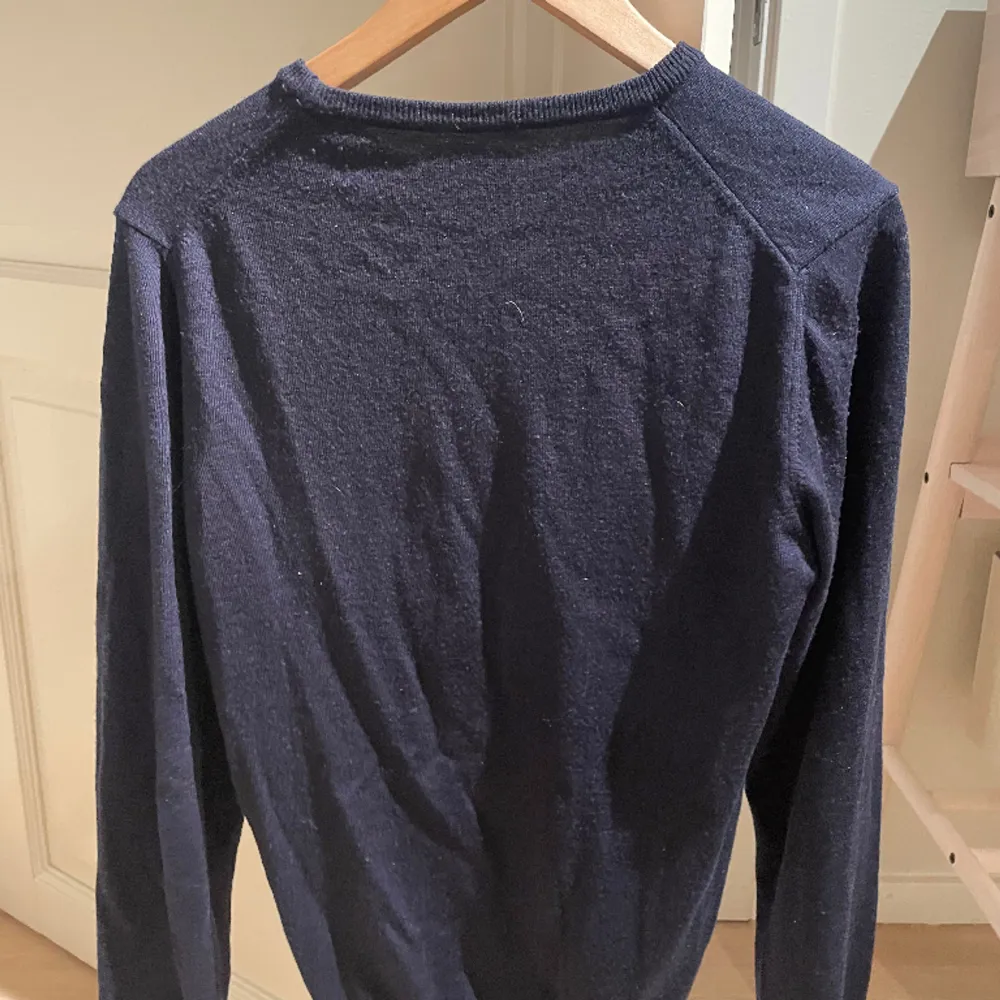 Säljer nu denna snygga blåa 100 merinoull tröjan från bläck. Tröjan har inga defekter och har ett nypris på 900 kr. Pris kan diskuteras vid snabb affär . Tröjor & Koftor.