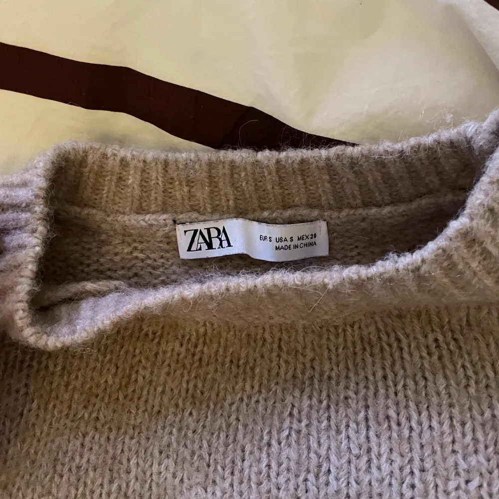Beige stickad tröja från Zara med lite ballongärmar. Strl S. Köparen står för frakten 💌. Tröjor & Koftor.