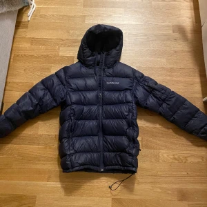 Peak performance jacka - Superfräch peak performance jacka. Herrjacka och superskön. Nypris - 3000kr och mitt pris är endast 1 499kr