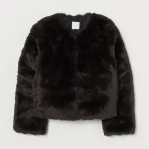 Säljer denna ur snygga mörkbruna fuskpäls jackan ifrån H&M i strl S i nyskick pga för liten 🤎Nypris: 399kr
