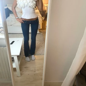 Hollister jeans - Säljer nu dessa mörkblåa lågmidjade jeans från Hollister, har själv sytt dom mer bootcut! Det är bara å höra av sig om det finns frågor!