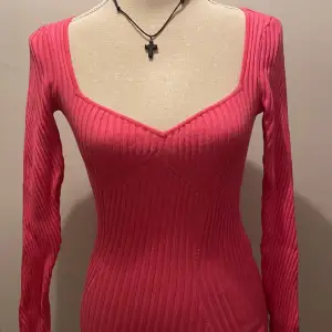 Rosa långärmad tröja köpt på h&m för ca 2 år sen🩷Jag har knappt använt den, så tröjan har inga defekter!