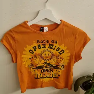 Säljer denna fina orangea t-shirten med tryck💕   (Köparen står för frakten)